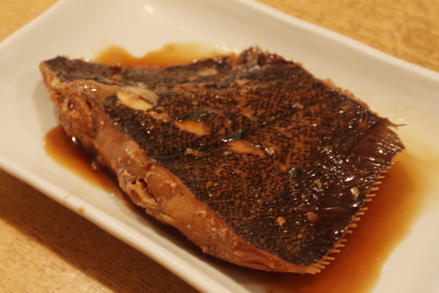 肉や魚の定食だって、もちろんおすすめ。カレイの煮付けはホロリとやわらかく、味がしみている。