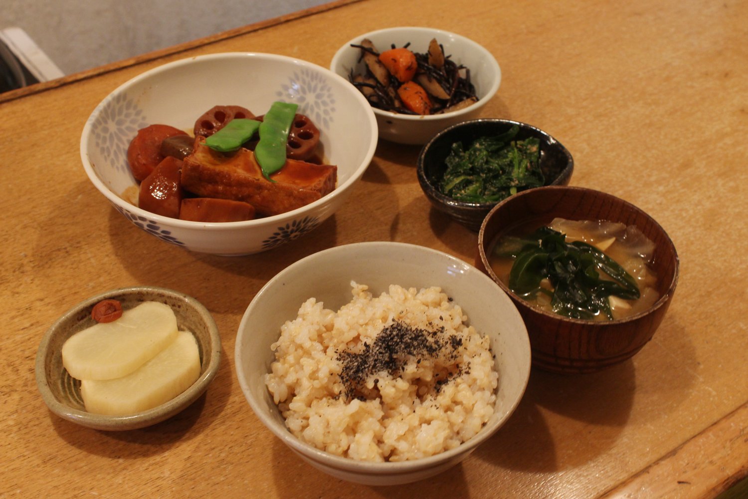 ①の野菜定食1100円。メインのおかず、ごはん、味噌汁に加えて、2種類の副菜とお漬物までついてくる。ご飯は玄米と七分づき米から選べる。