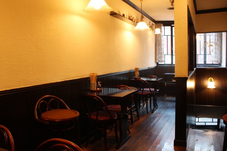 2階はテーブル席がメイン。1階、2階ともに壁は漆喰で作られ、上に珪藻土をぬった“呼吸をする壁”。