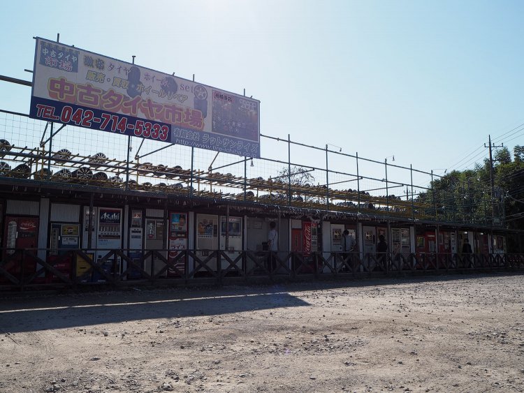 ずらりと並ぶ自販機たちの、手前のスペースが広大な駐車場。買ったホットスナックやうどんはあえて車に持ち込んで、ドライブイン感覚で楽しもう。もちろんタイヤのお悩みも解決してくれる。