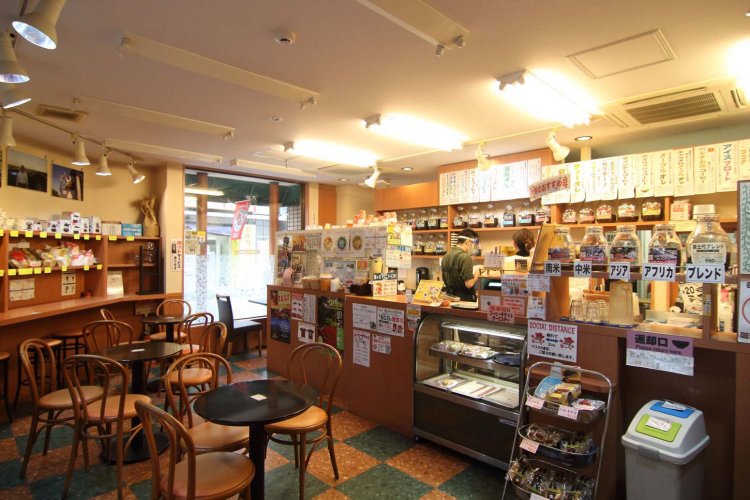 朝や昼にはビジネスマンの行列もできる。店内では焼いたクロワッサンなども販売。