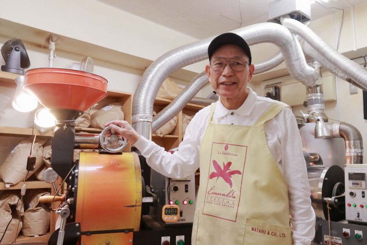 1日に20～30回も焙煎作業を行う代表の田村保之さん。