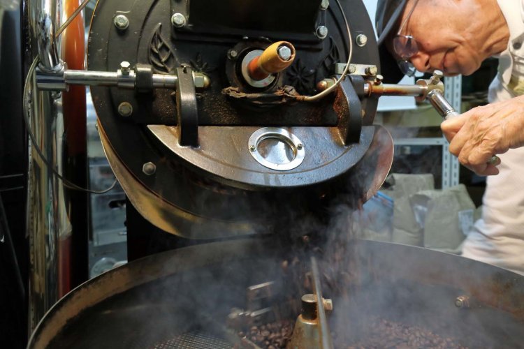 焙煎窯を開けると炒りたての豆があふれ出してくる。その後は余熱で焙煎が進まないよう、すぐに冷やす。