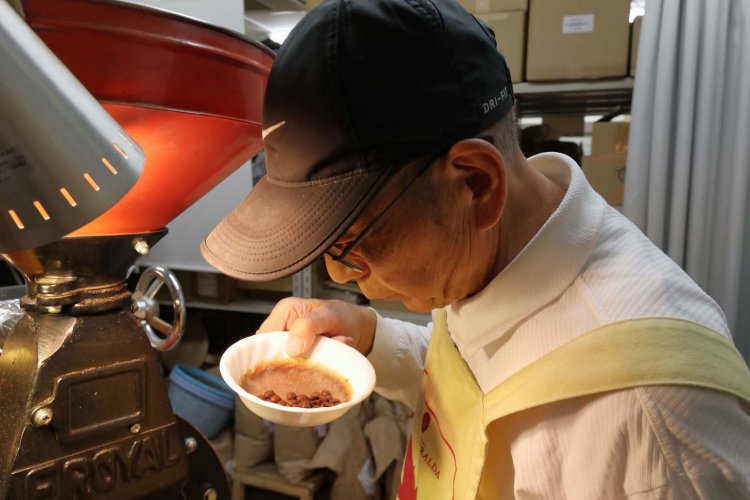焙煎作業は1発勝負。焼き色や香りを何度も見て頃合を計る。