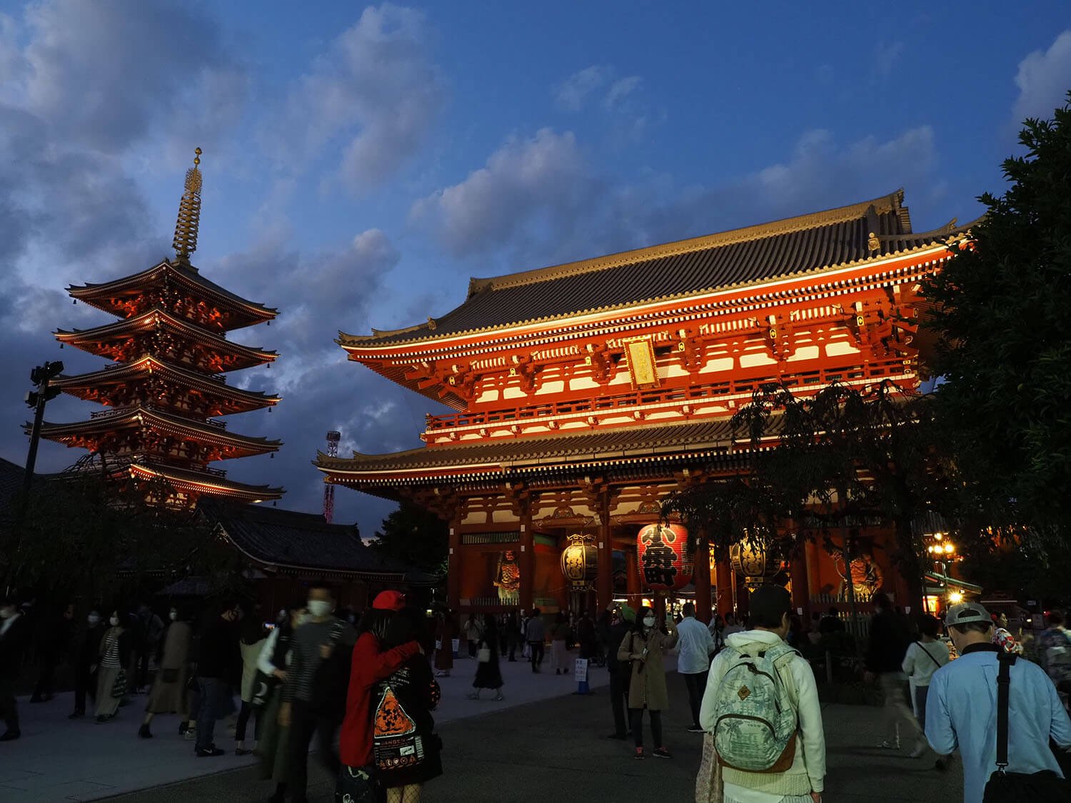 浅草夕暮れの浅草寺