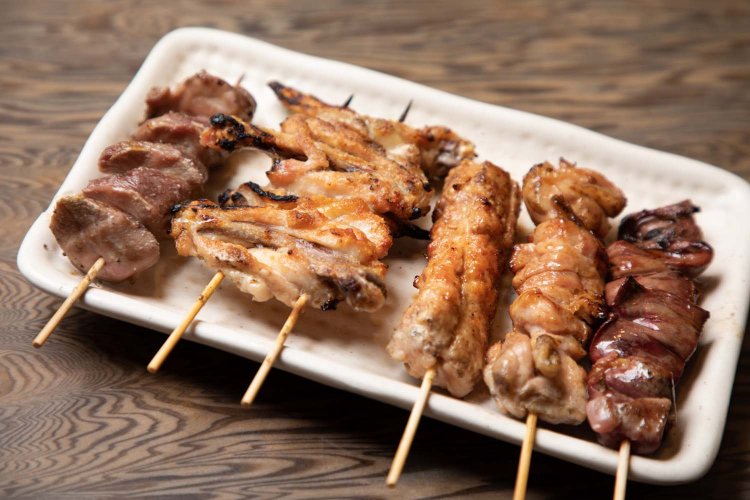 左から砂肝180円、手羽先300円、たたき180円、やきとり180円、鳥もつ180円。