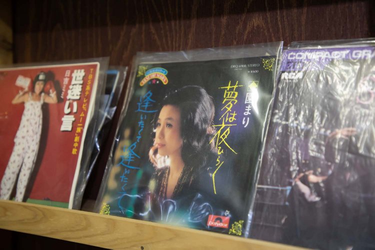 懐メロのシングルレコードも潜んでいる。