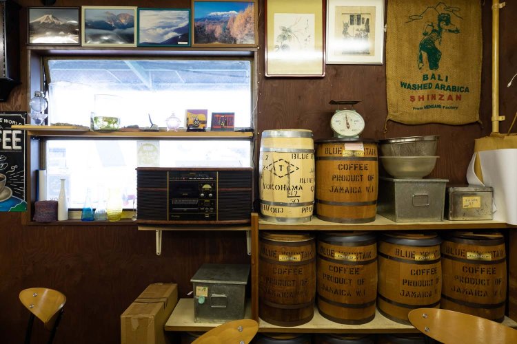 銘柄を書いたコーヒーの樽が並び、コーヒー袋が飾られている。
