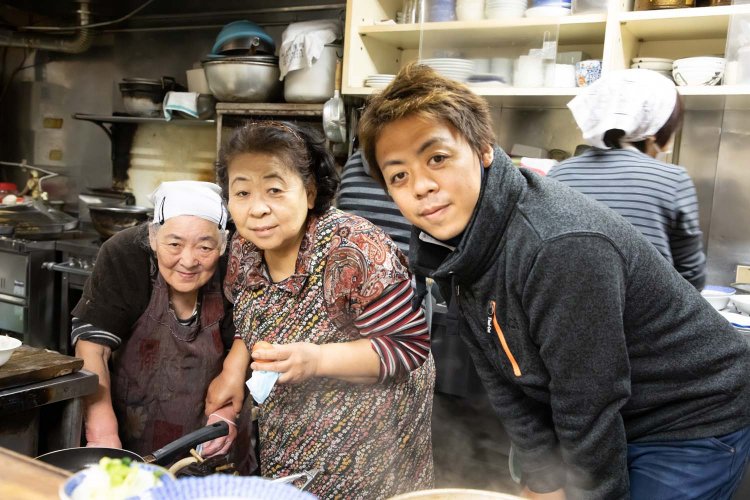 左から大野安枝さん、五十嵐好江さん、五十嵐雅哉さんの親子3代。