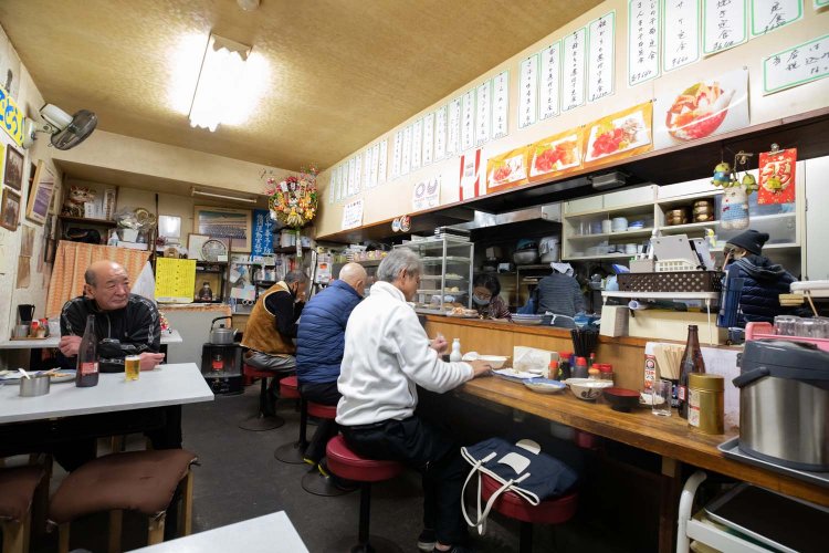 カウンター5席、テーブル３卓の15席。この日は平日10時頃の様子。