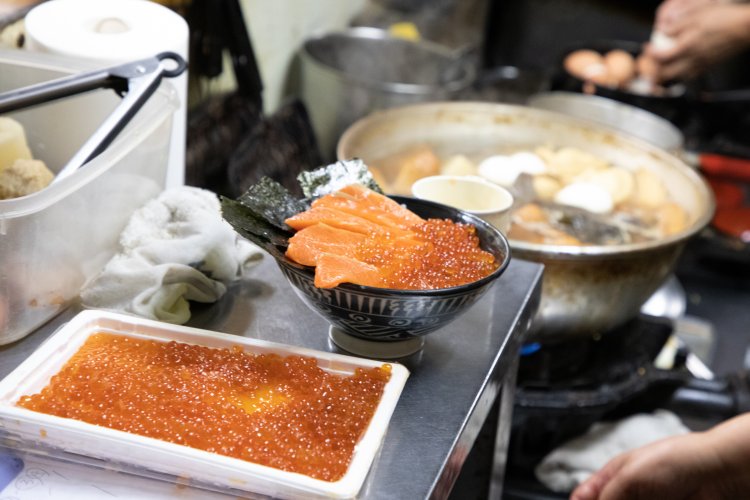 厨房で作成中の海鮮親子丼。味噌汁と小鉢、お新香がついて1350円。