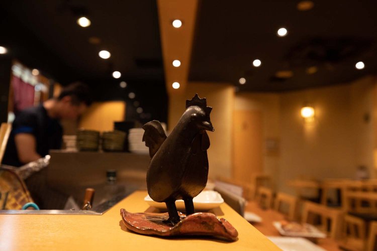 鶏のオブジェはららぽーとで買ったそう。他にも鶏モチーフの小物がある。