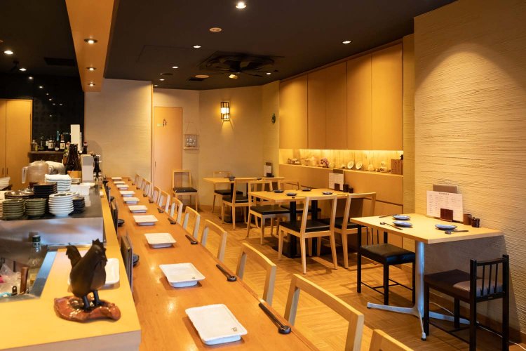 女性でも気軽に利用できるスッキリとした明るい店内。カウンター15席、テーブル3卓10席。