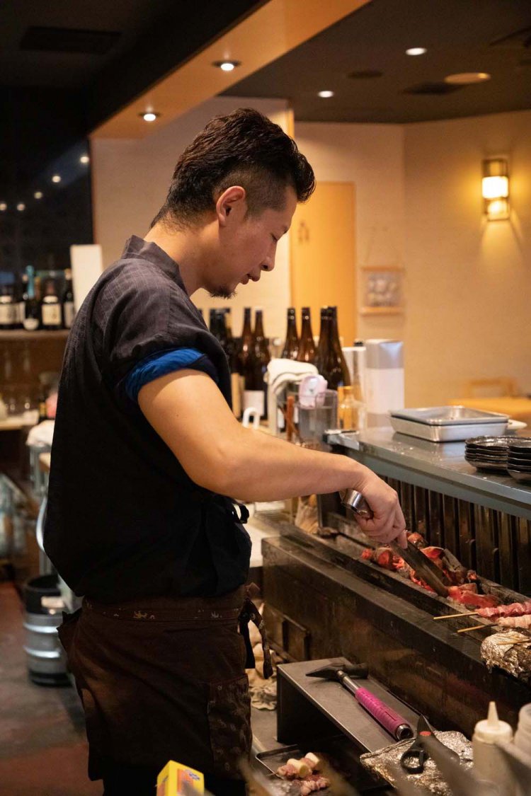店主の日向将臣さん。午前中から仕込みに入り、ここで串を焼く。