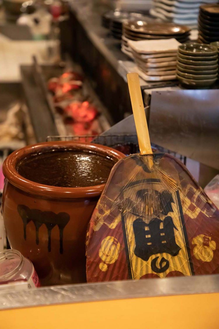 壺に仕込んだタレ。このタレに串をくぐらせる。