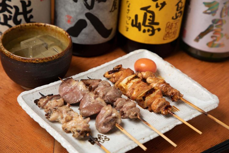 左から、さえずり、こころ、砂おち、ねぎま、ちょうちん。焼酎とともに味わいたい。