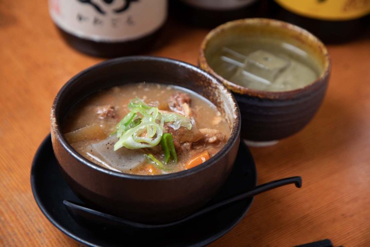 鶏のテールと鶏皮をじっくり煮込んだ鶏煮込み680円も人気。