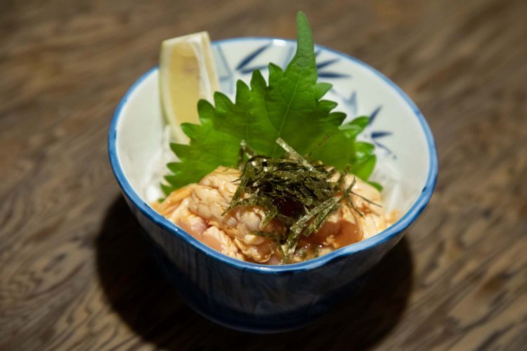 一口大に切られた半生の鳥わさ550円。肉の下にワサビ醤油がある。