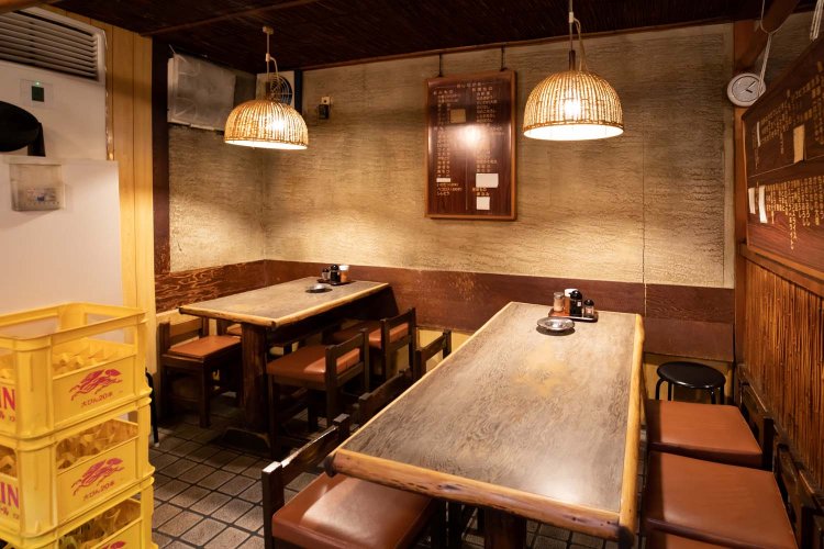 テーブル席は現在4卓。席数はカウンター席と合わせて32席。