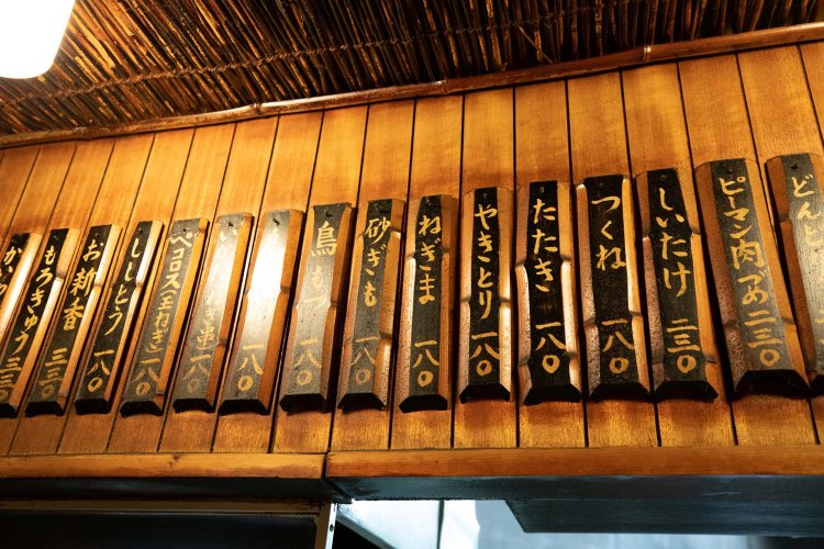 小タマネギのペコロス180円や、ピーマン肉詰め230円も人気の一品。