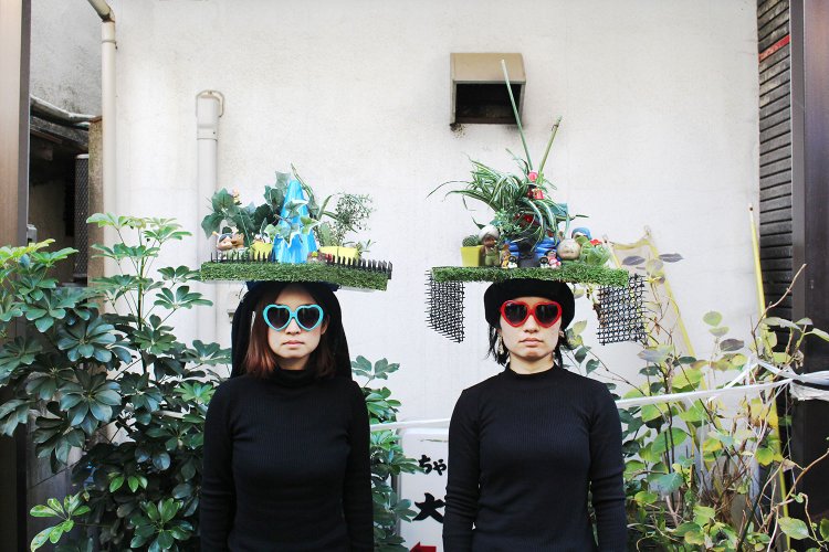 グッズ制作、イベント出店や展示等の活動を行うSABOTENS。右が村田さん、左が藤田さん。写真提供＝村田さん