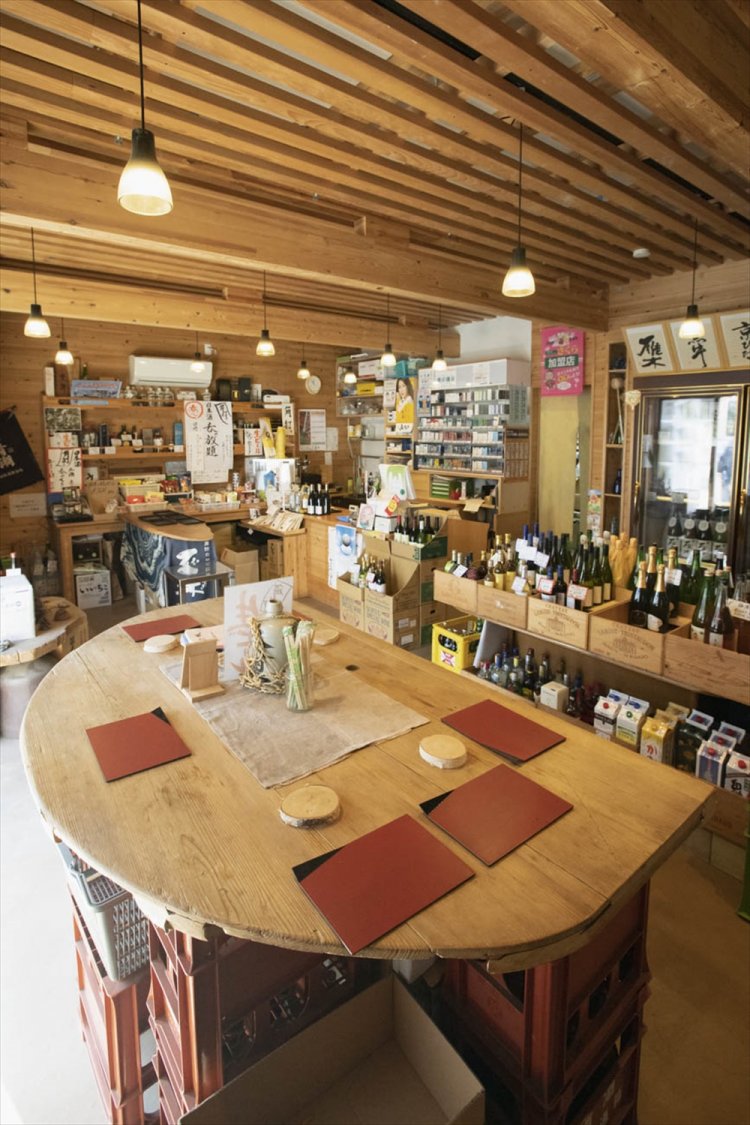 角打ちは燗酒含め日本酒1杯200円、3種飲み比べ500円。生ビールやハイボールもあり。