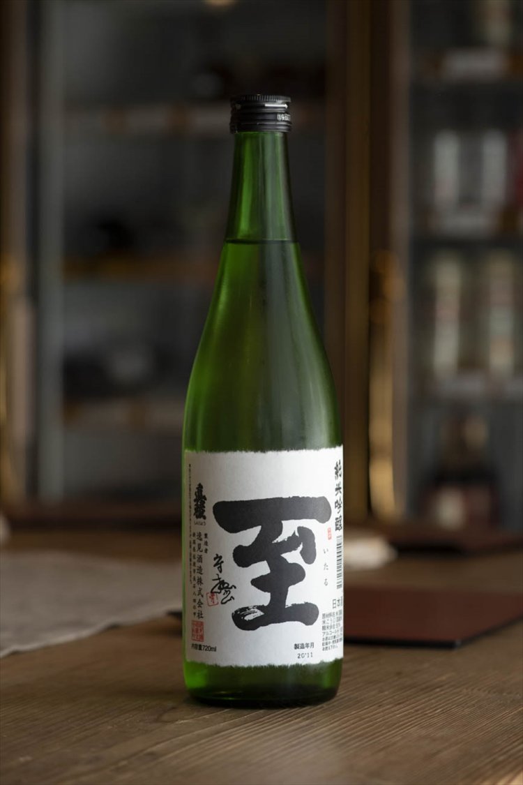 【店主こだわりの一本！】至（いたる）純米吟醸〈新潟〉／佐渡島の酒蔵のもので華やかな香りが秀逸。720㎖ 1650円。