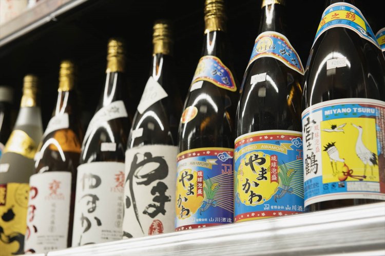 香りのよいタイ米と沖縄黒麹で仕込み、原液のみで熟成した山川酒造製の泡盛もずらりと揃う。