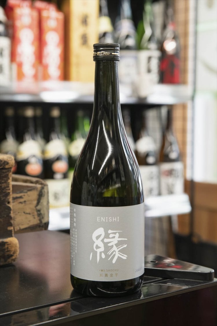 【 店主こだわりの一本！】 縁（えにし）本格焼酎 （芋）〈鹿児島〉／酒販店会「縁会」と本坊酒造が共同開発した限定酒。720㎖ 1364円。