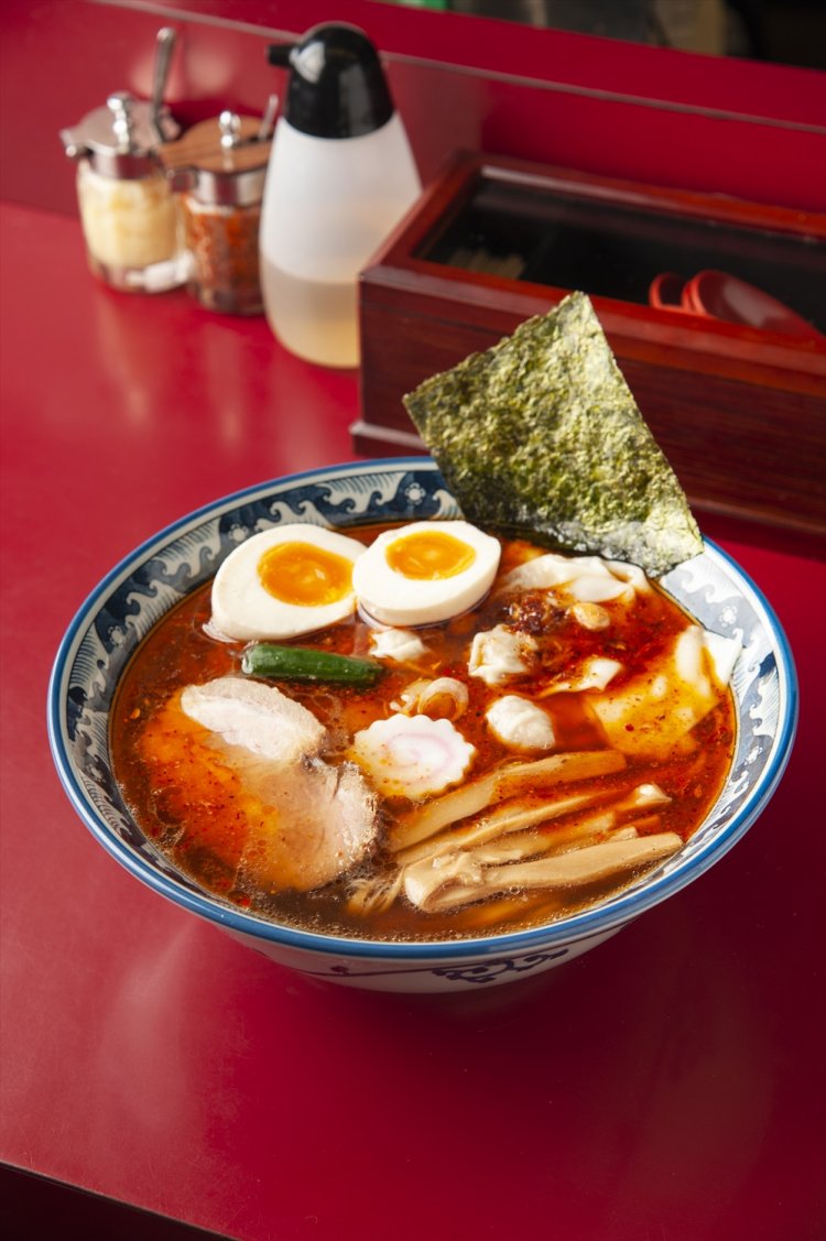 ワンタンめん850円＋味玉100円＋麻辣醤50円。