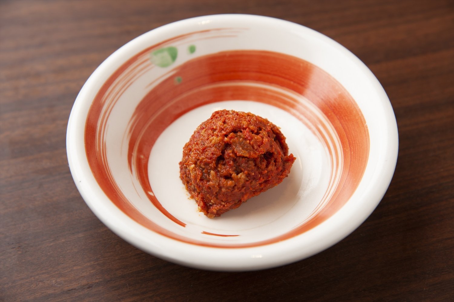 〈 ピリ辛ポイント 〉数種類の味噌と肉、野菜、スパイスを混ぜ込んだ辛味玉。少しずつスープに溶かして味の変化を楽しみたい。