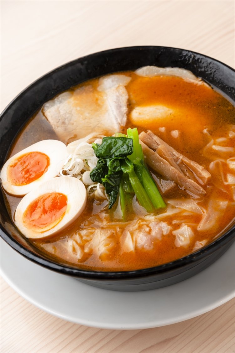 スタミナワンタンメン（煮たまご入り）950円。
