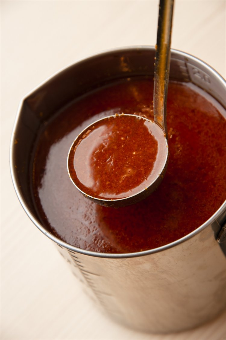 〈 ピリ辛ポイント 〉自家製のゴマラー油を混ぜたカエシ。山形産コレステロールゼロの紅花油も風味にアクセ ントを加えている。