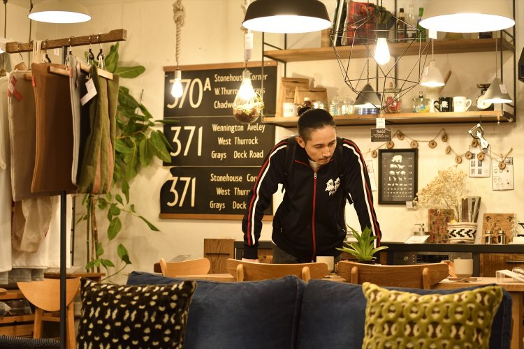 家具と雑貨のセレクトショップ『DAILIES』で。「このおしゃれなお店によく来ては、家具を眺めてましたね」。