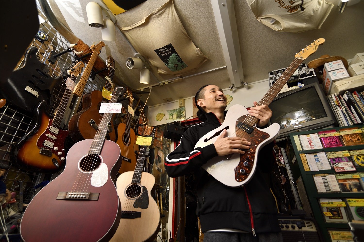 ビンテージ品の販売から修理まで請け負う『GUITAR SHOP LABORATORYよろずや』。「ここは玄人向けギターショップという印象でしたが、もっと来ておけばよかった」。☎0422-49-6969/12:00〜18:00/木休/東京都三鷹市下連雀3-32-12 1F/JR中央線三鷹駅から徒歩7分