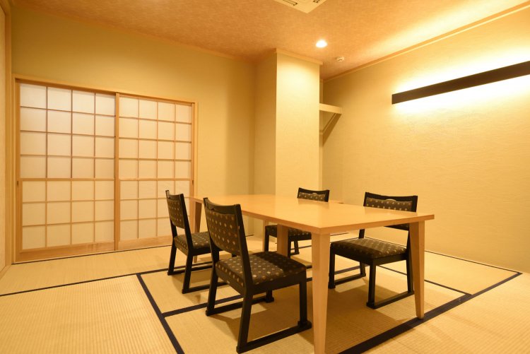 スーツや和服でも座りやすい畳敷きのテーブル個室も人気。