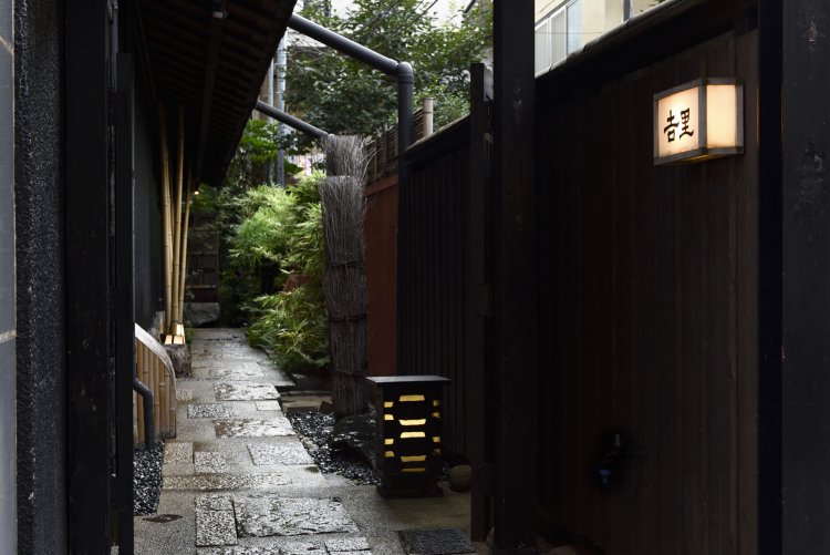 細い間口から、細い石畳の道が続く。