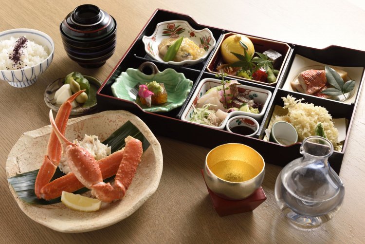 松花堂御膳3080円。大きなカニがついており、見た目にも満足感が高い。お酒は地酒をどうぞ。