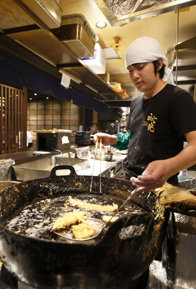 秋冬はエビやマイタケに加え、子持ち昆布など珍しいタネも登場。ふわふわ穴子が絶品です。