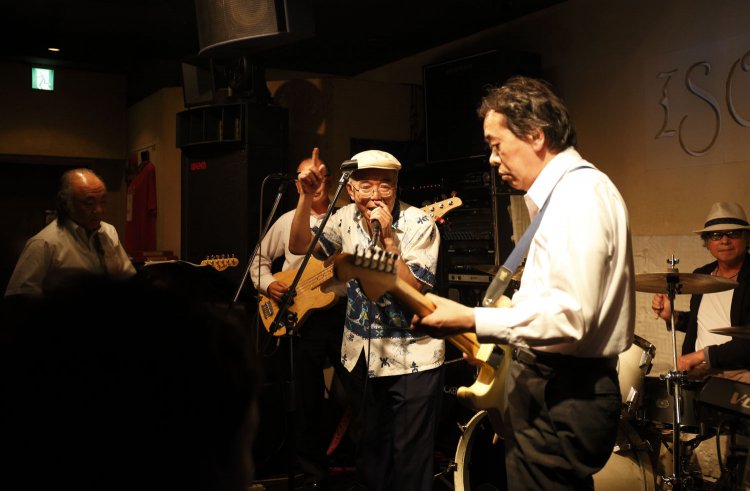 水曜はセッションで盛り上がる。