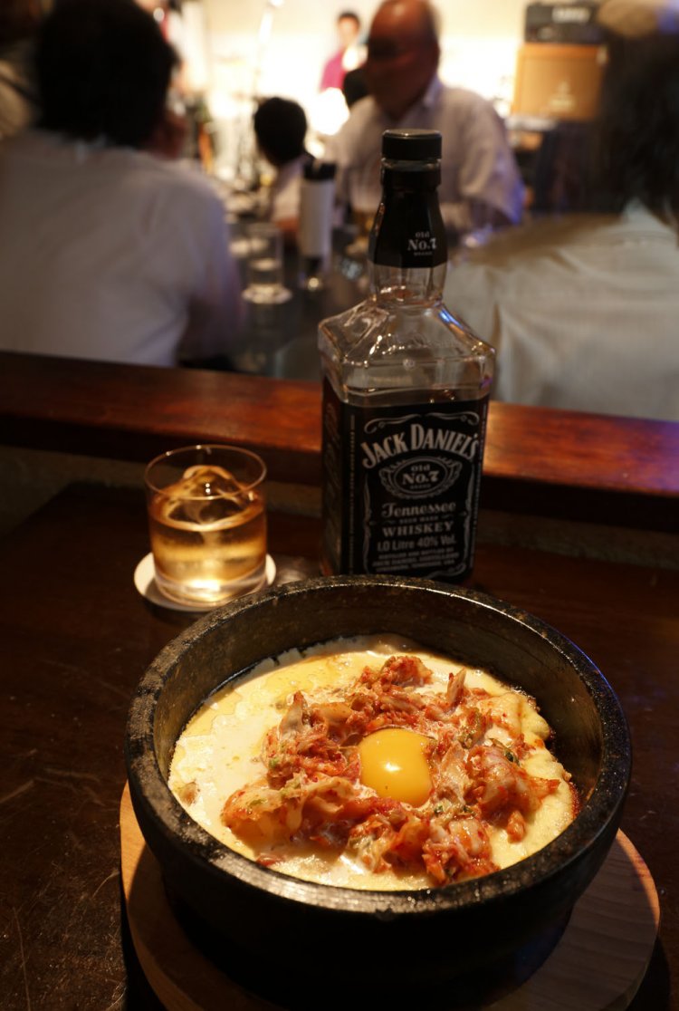 カルボナーラ風石焼ビビンバ900円などフードも充実。