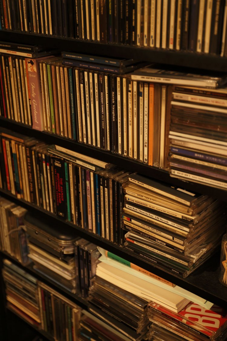 棚にはCDが山積み。