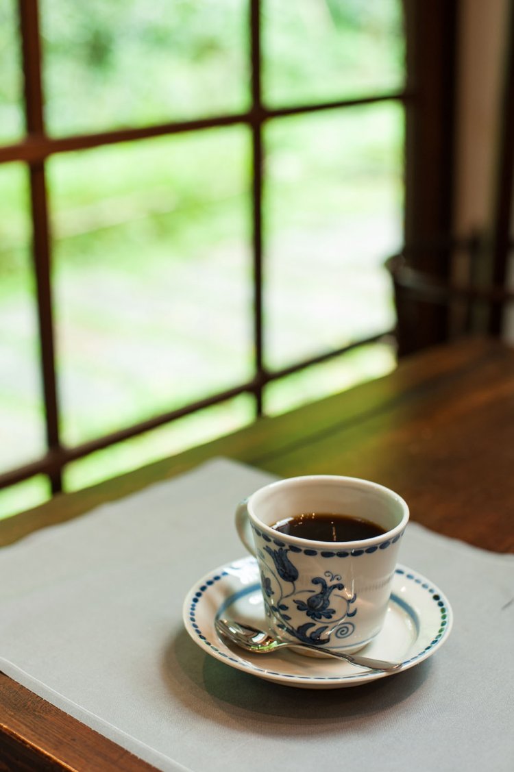 焙煎深く、酸味の少ない豆で淹れた珈琲660円。