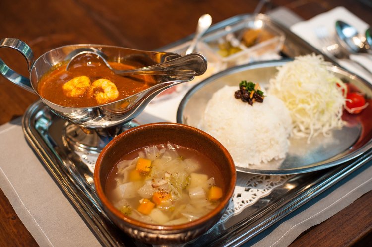 武相荘の海老カレー1760円は野菜満載の旬のスープ付き。