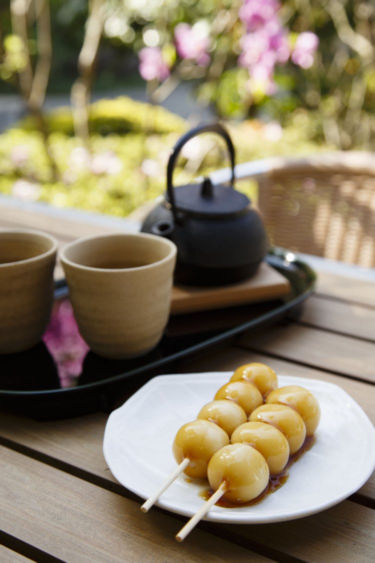 緑茶500円には鎌倉の老舗枝村園の煎茶を使用。大吉だんご2本350円と一緒に。