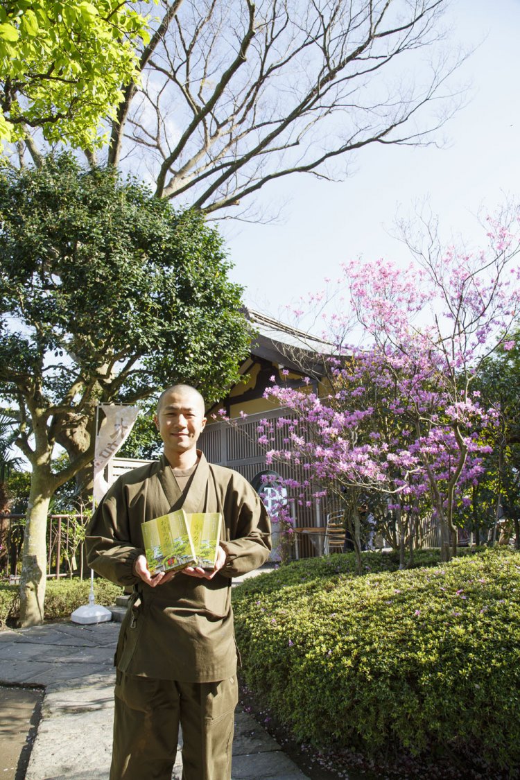 レトルトのお寺のカレー540円は、店内と正門前のお土産店で販売。