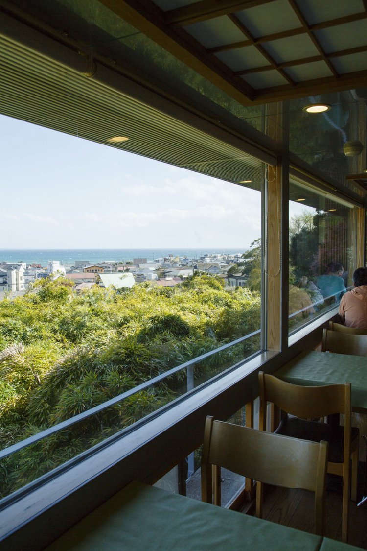 大きな窓から由比ガ浜を望む。