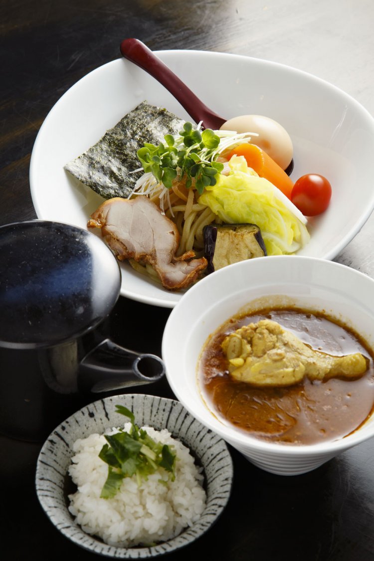 並盛には季節の鎌倉野菜5~6品と鶏チャーシューがトッピング。太麺か細麺を選ぶ。