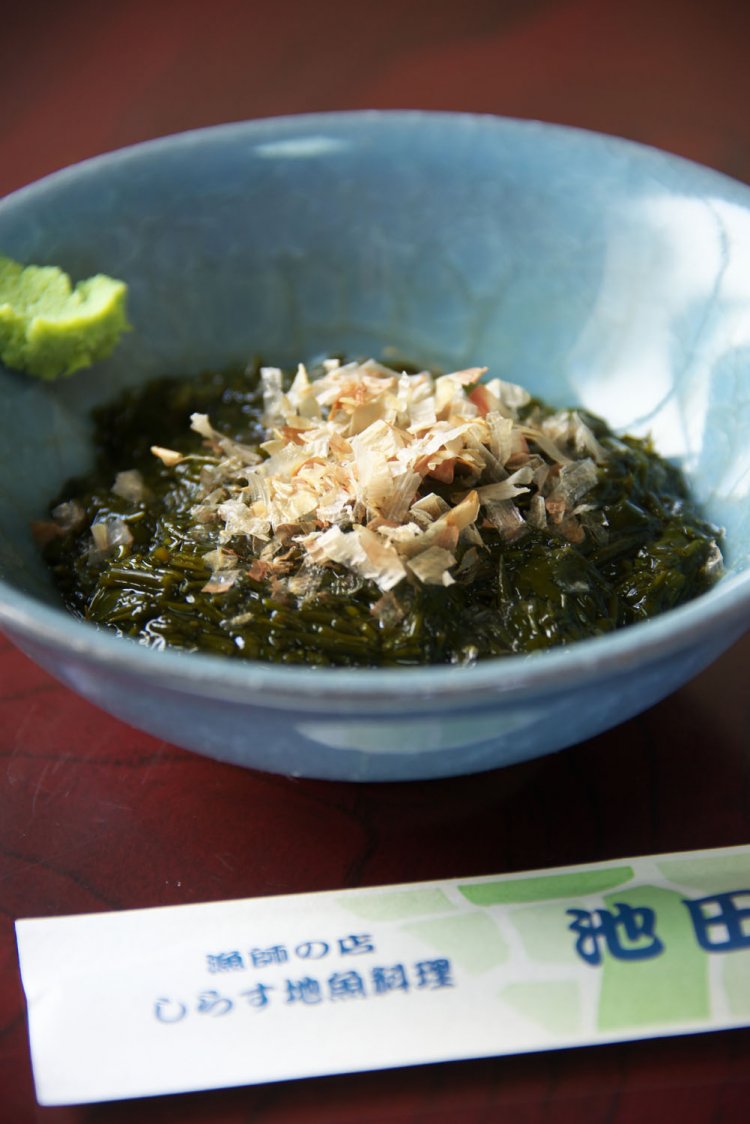 アカモク小鉢380円はご飯にかけてツルッと磯の香りが。