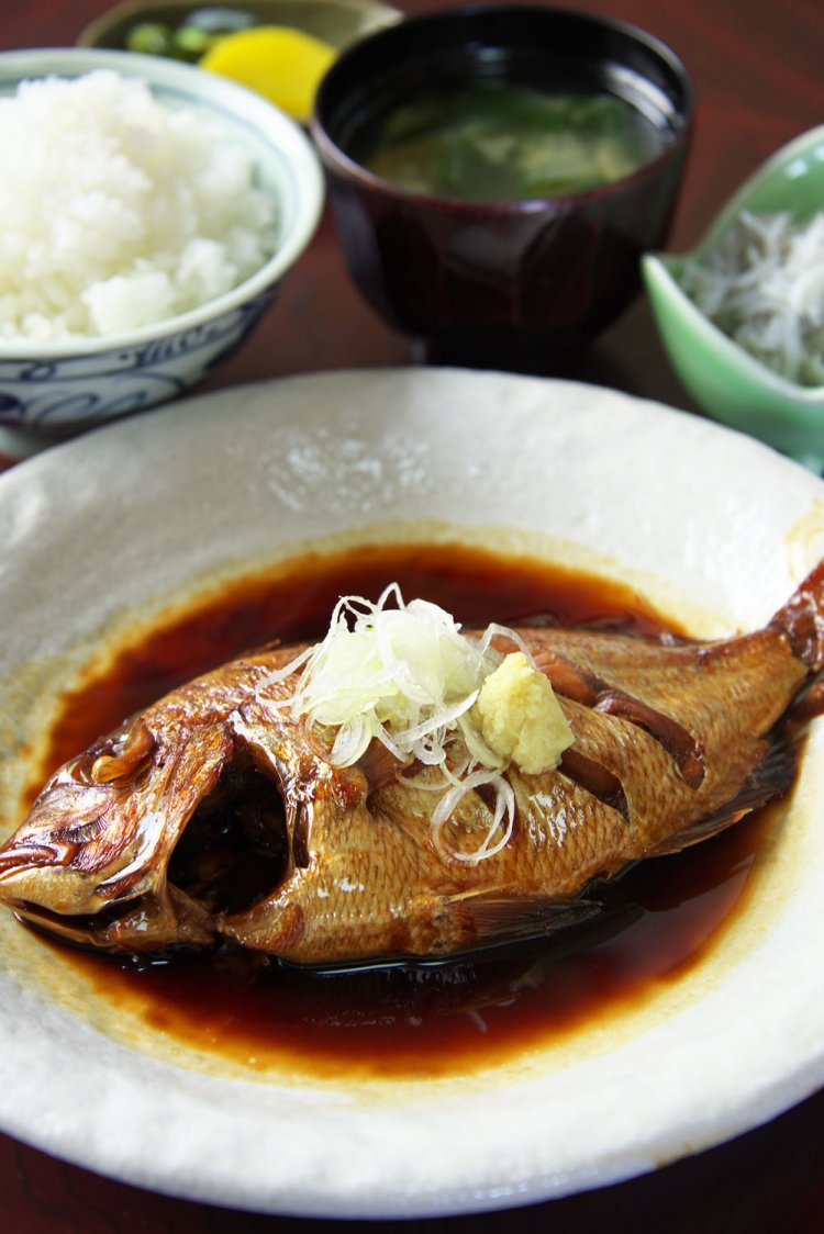 この日の煮魚定食はハナダイ。小鉢付きで1890円ほど。季節によっては自家製のワカメ味噌汁があるかも。